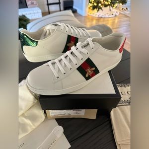 Gucci WOMEN'S ACE SNEAKER WITH BEE